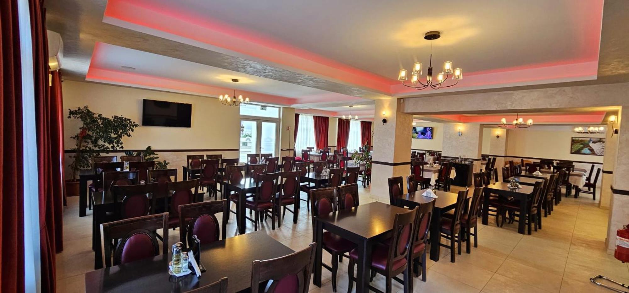 Pensiune Restaurant Pizzerie 2 Pauni Borşa Exteriér fotografie