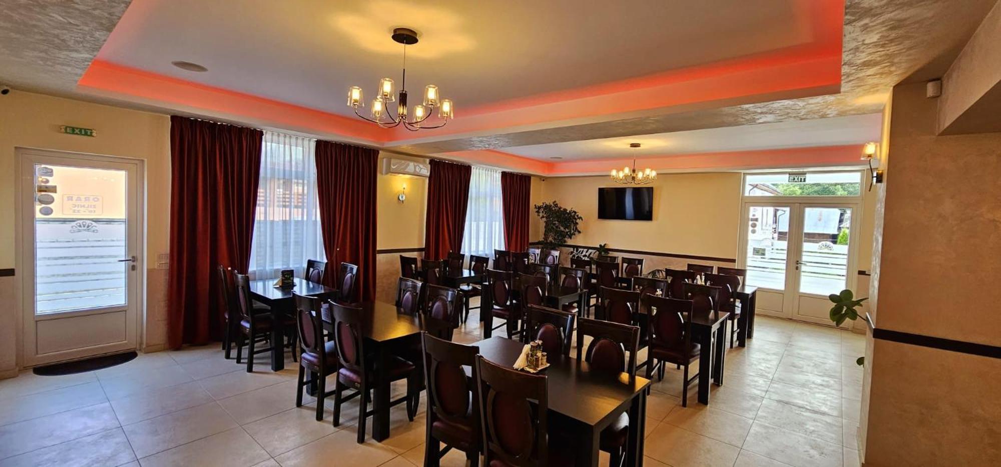 Pensiune Restaurant Pizzerie 2 Pauni Borşa Exteriér fotografie